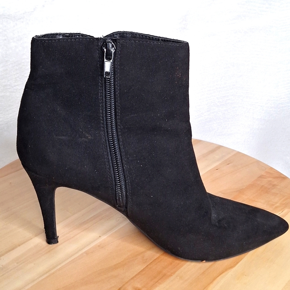 UnisaSleek Black Suede Heeled Boots with Stiletto Heel, Size 8.5 Preowned.